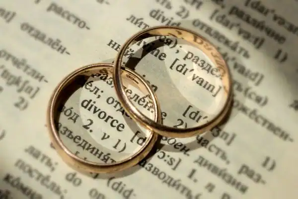 Image of rings removed before divorce mediation Lymington
